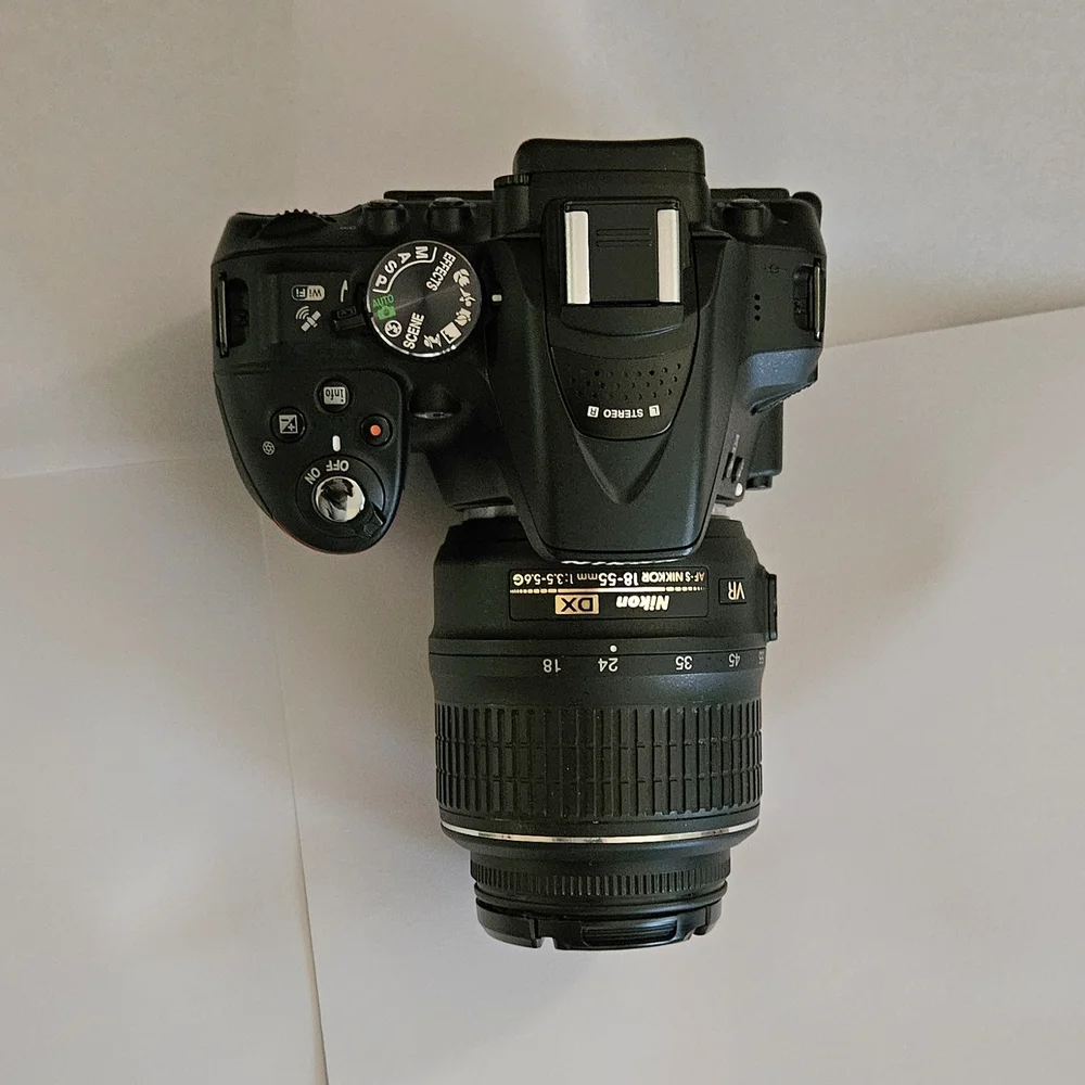 Nikon D5300 DSLR Camera 24.2MP With 18-55mm VR Lens +Charger.